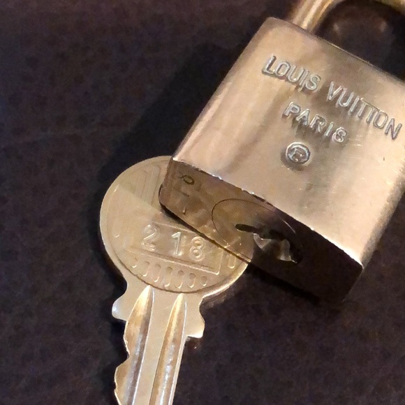 Vintage LV Louis Vuitton Padlock Lock & Key 218 - Picture 9 of 9